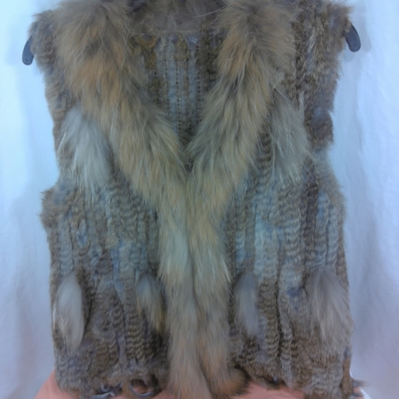 Elegant Faux Fur Vest - Tan and Gray - Picture 2 of 8